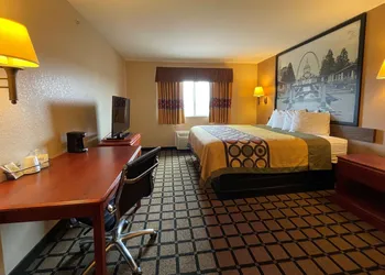 Super 8 by Wyndham Rolla hotel thumbnail 6