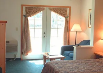 Edgewater Inn Shady Cove hotel thumbnail 6