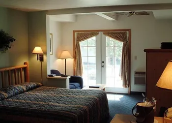 Edgewater Inn Shady Cove hotel thumbnail 8