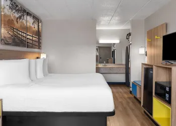 Days Inn by Wyndham Cloverdale Greencastle hotel thumbnail 8