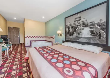 Super 8 by Wyndham Martinsville hotel thumbnail 4