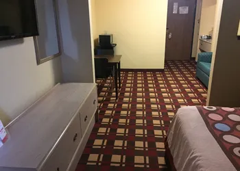 Super 8 by Wyndham Martinsville hotel thumbnail 6