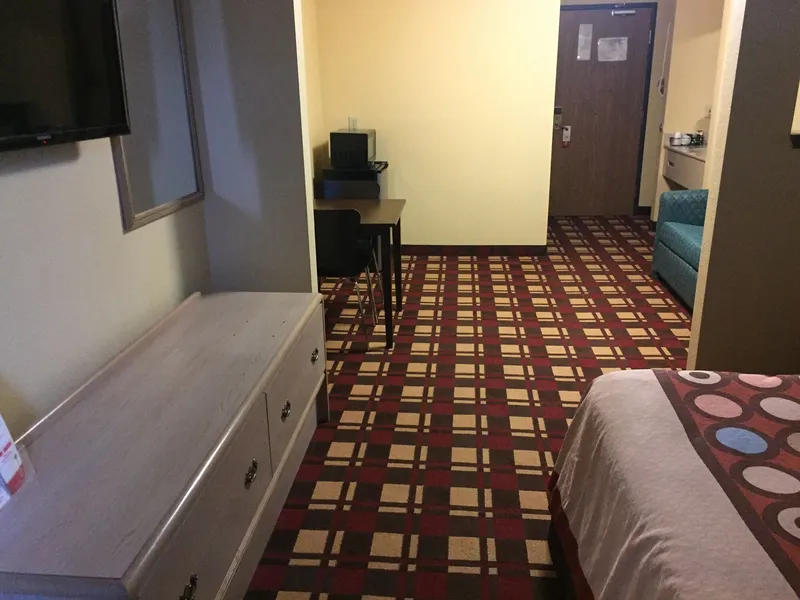 Super 8 by Wyndham Martinsville hotel detail image 6