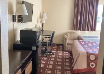 Super 8 by Wyndham Martinsville hotel thumbnail 7
