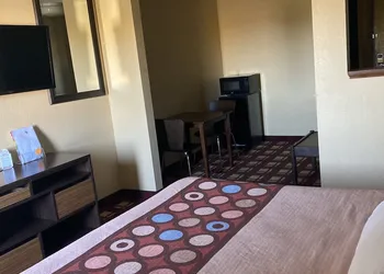 Super 8 by Wyndham Martinsville hotel thumbnail 8