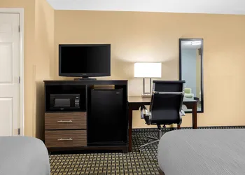 Quality Inn Perry - National Fairgrounds Area hotel thumbnail 5