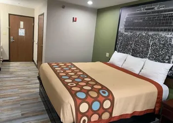 Super 8 by Wyndham Frankfort IN hotel thumbnail 5