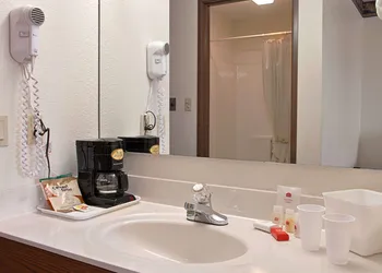 Super 8 by Wyndham Crawfordsville hotel thumbnail 2