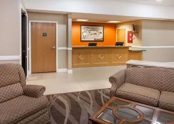 Super 8 by Wyndham Rochester hotel thumbnail 2
