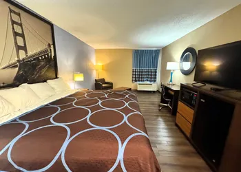Super 8 by Wyndham Booneville hotel thumbnail 5