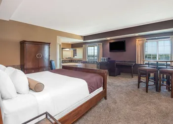 Microtel Inn & Suites by Wyndham Quincy Downtown/River Area hotel thumbnail 5