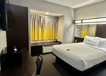Microtel Inn & Suites by Wyndham Quincy Downtown/River Area hotel thumbnail 8
