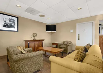 Super 8 by Wyndham Oxford hotel thumbnail 2