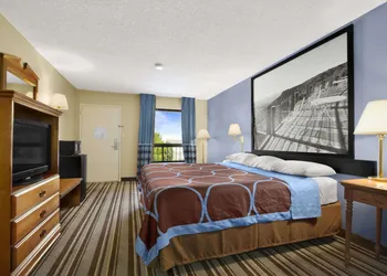 Super 8 by Wyndham Oxford hotel thumbnail 3