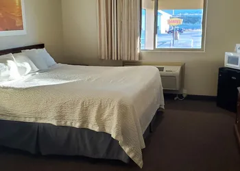 Days Inn by Wyndham Beaver hotel thumbnail 4
