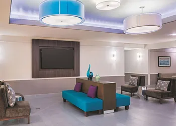 La Quinta Inn & Suites by Wyndham Port Lavaca hotel thumbnail 2