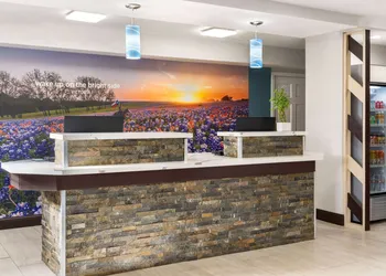 La Quinta Inn by Wyndham Victoria hotel thumbnail 2