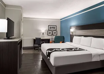 La Quinta Inn by Wyndham Victoria hotel thumbnail 4