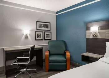 La Quinta Inn by Wyndham Victoria hotel thumbnail 5