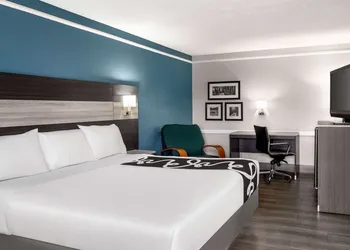 La Quinta Inn by Wyndham Victoria hotel thumbnail 7