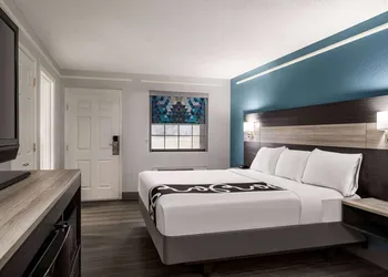 La Quinta Inn by Wyndham Victoria hotel thumbnail 8