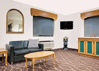 Super 8 by Wyndham Ashland hotel thumbnail 2