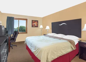 Super 8 by Wyndham Sheboygan WI hotel thumbnail 4