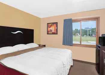 Super 8 by Wyndham Sheboygan WI hotel thumbnail 5