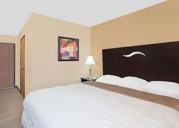 Super 8 by Wyndham Sheboygan WI hotel thumbnail 6