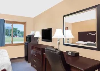 Super 8 by Wyndham Sheboygan WI hotel thumbnail 8