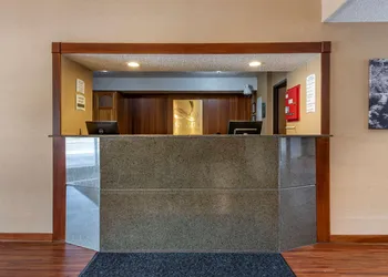 Quality Inn & Suites Warren hotel thumbnail 2