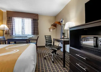 Quality Inn & Suites Warren hotel thumbnail 3