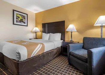 Quality Inn & Suites Warren hotel thumbnail 6