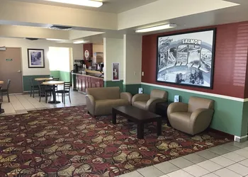 Super 8 by Wyndham Salmon hotel thumbnail 2