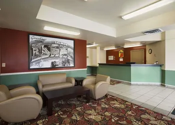 Super 8 by Wyndham Salmon hotel thumbnail 3
