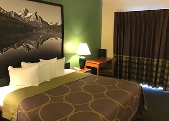 Super 8 by Wyndham Salmon hotel thumbnail 6