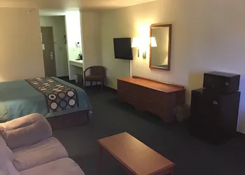 Super 8 by Wyndham Salmon hotel thumbnail 8