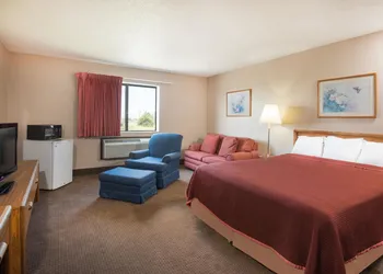 Super 8 by Wyndham Abilene KS hotel thumbnail 5
