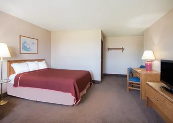 Super 8 by Wyndham Abilene KS hotel thumbnail 7