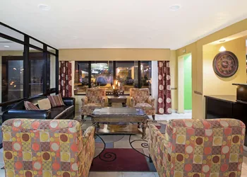 La Quinta Inn & Suites by Wyndham Salina hotel thumbnail 3