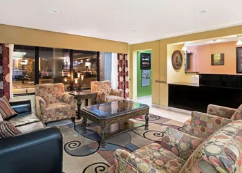 La Quinta Inn & Suites by Wyndham Salina hotel thumbnail 4