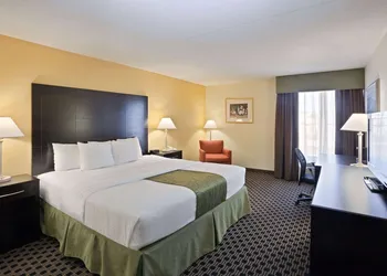 La Quinta Inn & Suites by Wyndham Salina hotel thumbnail 6