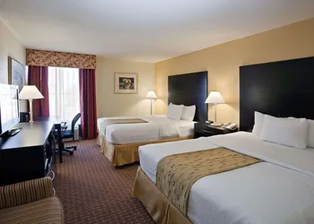 La Quinta Inn & Suites by Wyndham Salina hotel thumbnail 8