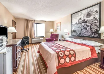 Super 8 by Wyndham Salina I-70 hotel thumbnail 5
