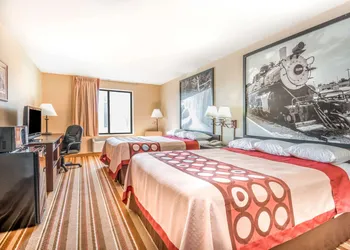 Super 8 by Wyndham Salina I-70 hotel thumbnail 6