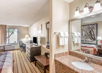 Super 8 by Wyndham Salina I-70 hotel thumbnail 8
