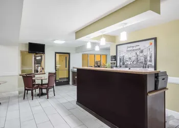 Super 8 by Wyndham Dandridge hotel thumbnail 2