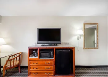 Super 8 by Wyndham Dandridge hotel thumbnail 8