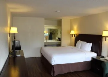 Executive Inn & Suites hotel thumbnail 3