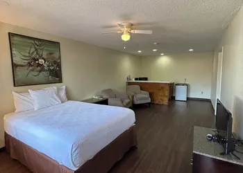 Executive Inn & Suites hotel thumbnail 5